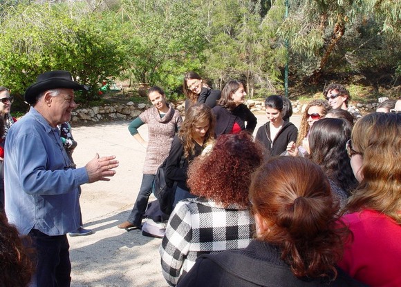 פרופסור גרטי מדריך קורס ליתופלורה בגן הבוטני. צילם: יובל ספיר