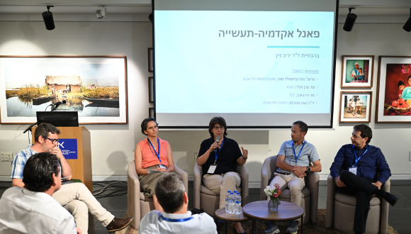 פאנל חוקרים וחוקרות עם בכירי התעשייה. צילום:יובל יוסף 