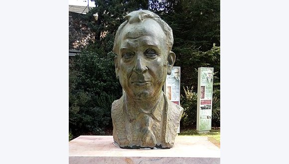 פסלו של הנשיא הרביעי פרופ' אפרים קציר